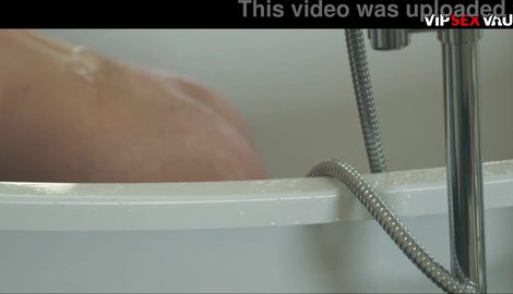 Two blondes share his fucking cock in the bathtub... deepthroat and ball licking with gorgeous models Andy Stone, Arteya Dee, Sicilia Model 2026/FullHD