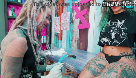 ANAL THREESOME during TATTOO session with hot models Anuskatzz, Edone Kaliyuga, Nikolaz Zpageti 2026/FullHD