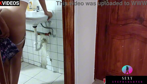 Stepdaughter fucked in the bathroom by stepfather who catches her alone and hides so his wife and stepmother don't see him; they almost get caught. Unexpected ending. with hot Marco Duran 2026/FullHD
