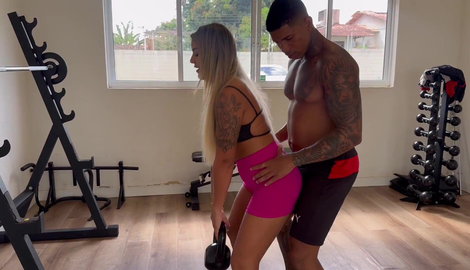 New in the building meets a young girl at the gym. showcasing Alicia Beatriz, Russo021, Efipenovintatuado 2026/FullHD