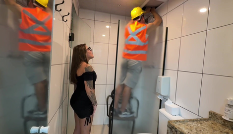 The young girl called the bricklayer to fix the shower and then paid him with tea. with seductive models Leo skull, Loirinha Do Desejo 2026/FullHD