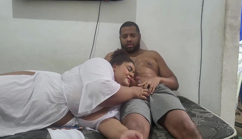 (AMATEUR) LYING IN 'S LAP, STEPMOTHER GETS A HUGE CUM IN HER MOUTH with internet sensations Juesposasafada, Luizwm 2026/FullHD