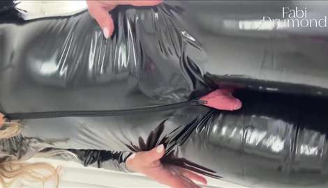 Blonde MILF dressed in latex masturbating her BIG CLITORIS until she orgasms - Fabi Drumond 2026/FullHD