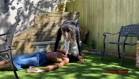 Squishysax - Miss Courtney - I Want To Crush Your Esophagus with Sadistic Queens