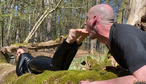 Goddess Lena – I enjoy the sun as he licks my feet