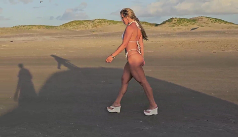 Beautiful blonde in a bikini. with fan favorite Loira Bruta 2026/FullHD