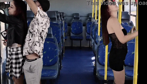 Stranger sneaks up behind female college students on the bus! with attractive models Ator Zegalinha, Fanny1 2026/FullHD