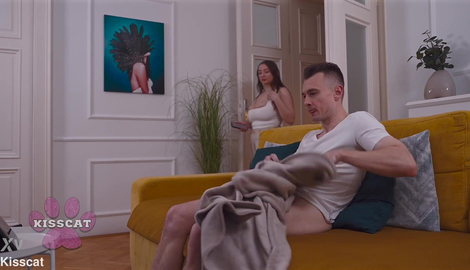Step Mom Kisscat Caught Mutual Masturbation of Step sister Amber Bloom with Step Bro while Porn Watching in Living Room Couch 2026/FullHD
