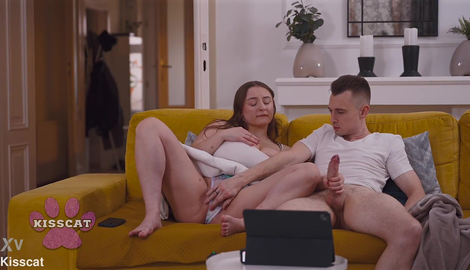 Step Mom Kisscat Caught Mutual Masturbation of Step sister Amber Bloom with Step Bro while Porn Watching in Living Room Couch 2026/FullHD
