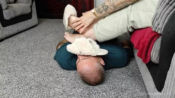 Miss Fair-Trade Feet - Footstool Steelballs - 2025/HD