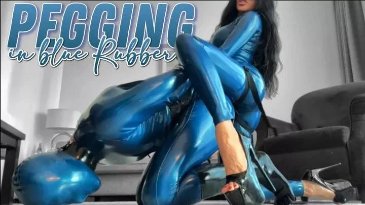 Pegging in blue rubber with Evil Woman - 2025/HD