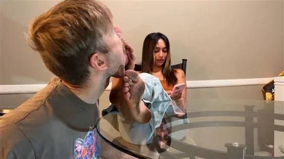 Dirty Street Feet Licking with Goddess Ellen - 2025/FullHD