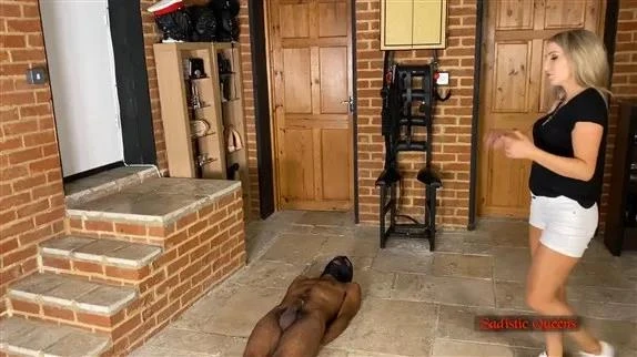 Squishysax - Miss Courtney - Cruel Converse Crushing with Sadistic Queens - 2025/FullHD