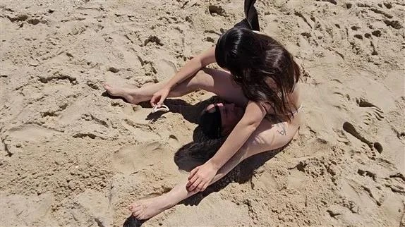 Syren Productions- Buried On The Beach Face Sitting - 2025/FullHD